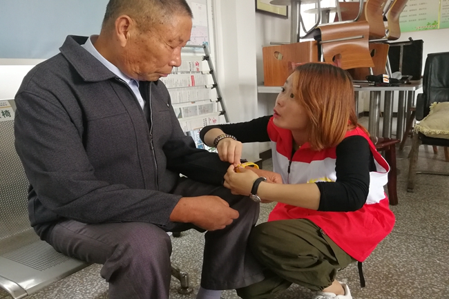 郎溪县红十字志愿者开展“黄手环”试发放活动